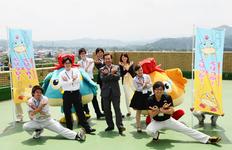 【日高市】奥武蔵の山々をバックに!屋上で新人職員と谷ケ﨑照雄市長の埼玉ポーズ!