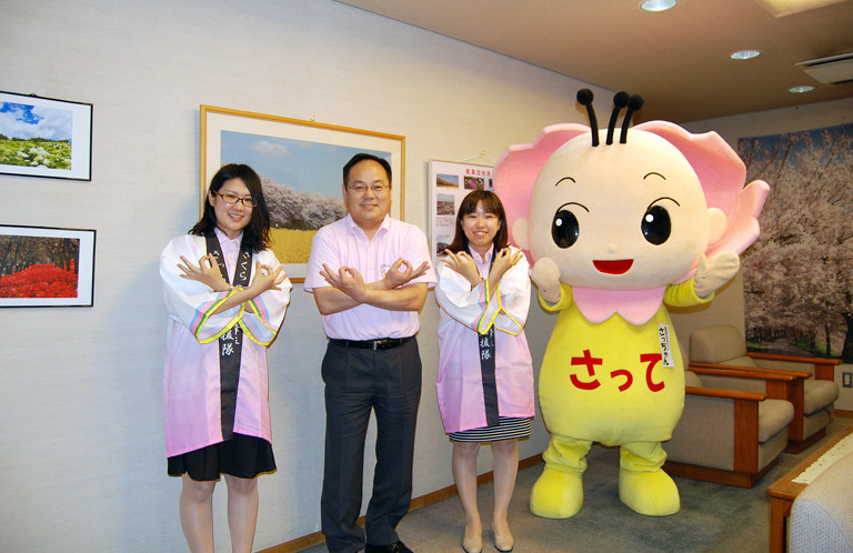 【幸手市】ハッピの色も桜色!渡辺邦夫市長の埼玉ポーズ! 【幸手市】ハッピの色も桜色!渡辺邦夫市長の埼玉ポーズ!