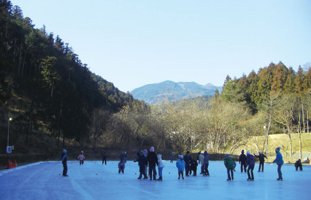 埼玉県唯一の天然スケート場がクール【上サ（かさ）スケート場】