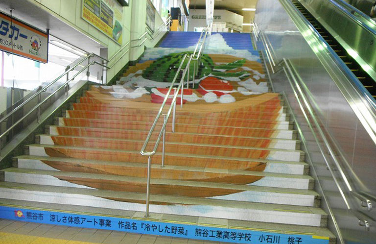 【階段冷えてます】熊谷市の「涼しさ体感アート」9月30日まで