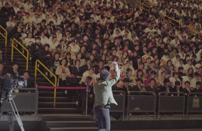 【動画】さいたま市成人式に「そうだ埼玉」を歌うロックバンド「6才児」が登場！
