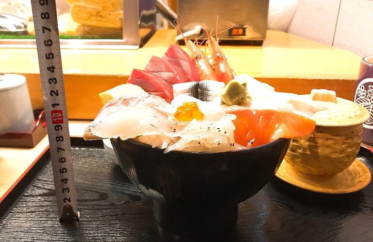 高さ18cm！東大宮「玄海寿司」で話題の大盛海鮮丼を食べてきた