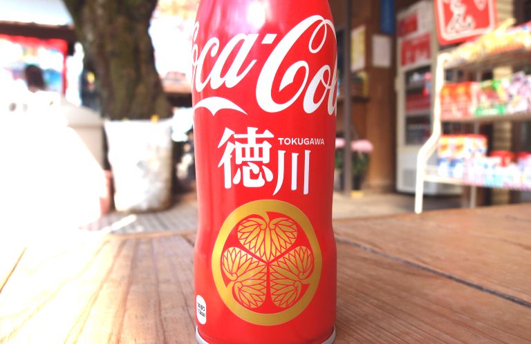 三葉葵のコカ・コーラ徳川ボトルが川越・喜多院で発売中！黄門様ごっこがはかどる！