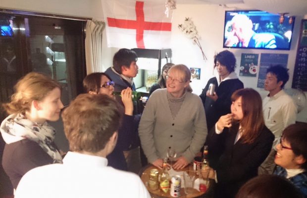 【大宮】英語を学ぶ？それとも飲む？大人が集まる“パブのような”英会話教室を発見