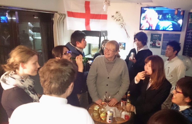 【大宮】英語を学ぶ？それとも飲む？大人が集まる“パブのような”英会話教室を発見